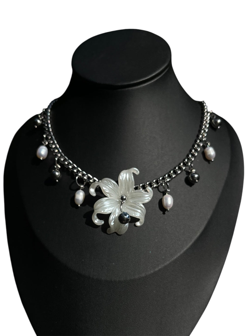 White Garden Pearl Necklace with freshwater pearls and white flower centerpiece