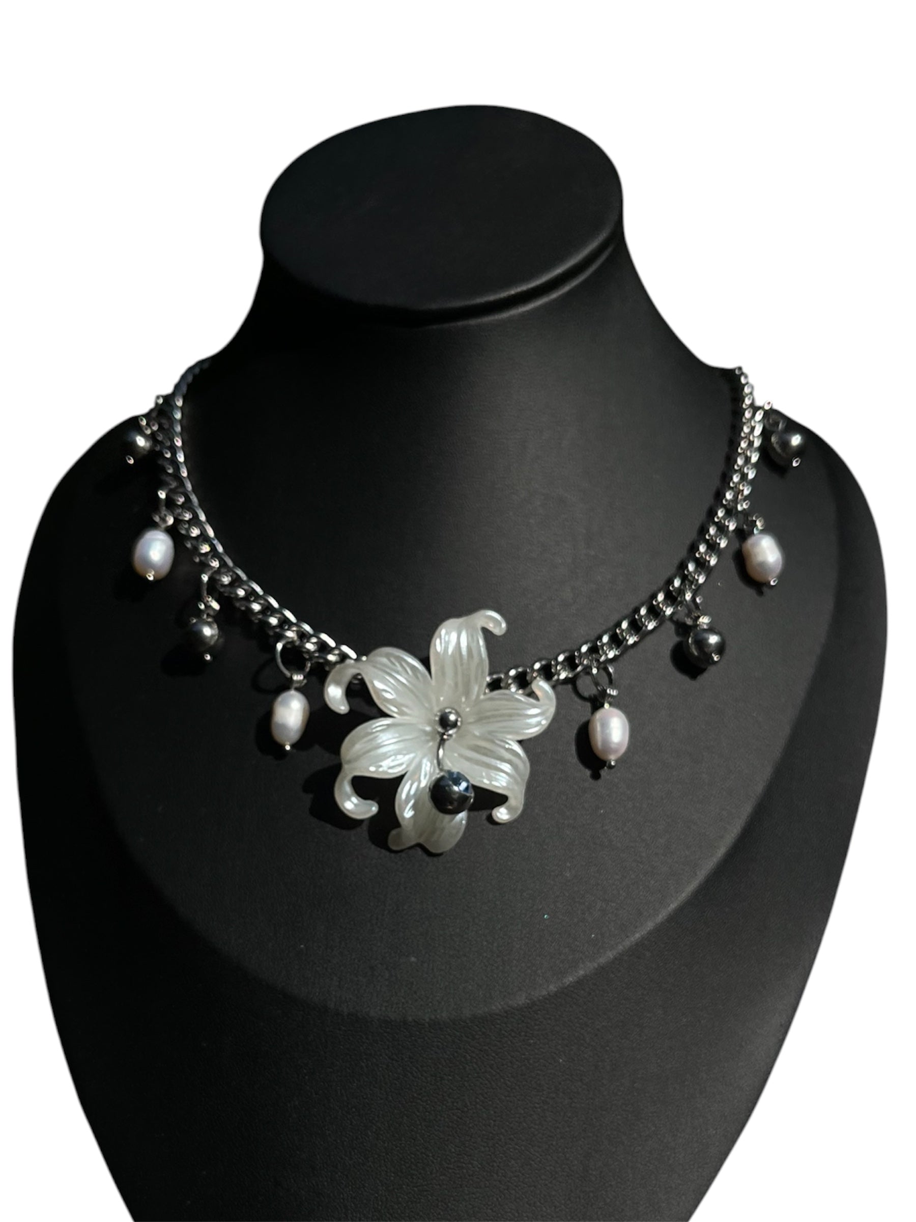 White Garden Pearl Necklace with freshwater pearls and white flower centerpiece
